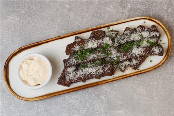 Чесночные гренки с сырным соусом