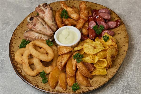 Пивной сет (куриные крылья, стрипсы, охотничьи колбаски, луковые кольца, чипсы, картофельные дольки, соус чесночный)