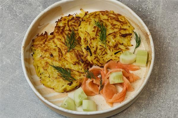 Картофельные драники с лососем