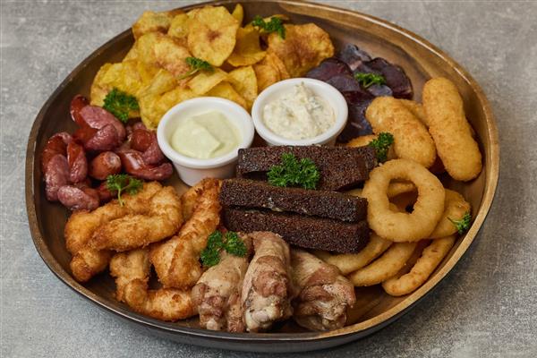 Пивной сет на компанию(стрипсы, охотничьи колбаски, сырные палочки, куриные крылья, казылык, чипсы, луковые кольца, гренки чесночные, соус чесночный, соус тартар)