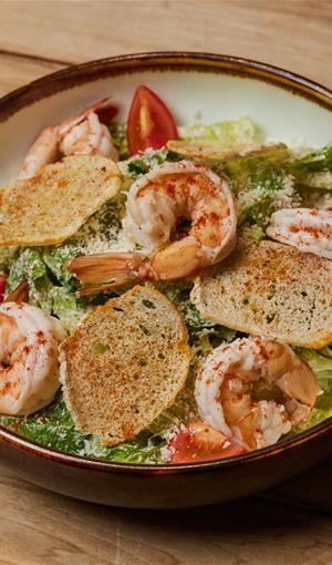 Цезарь с тигровыми креветками 