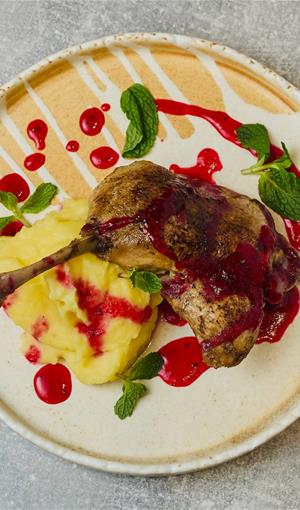  Утиная ножка конфи с клюквенным соусом