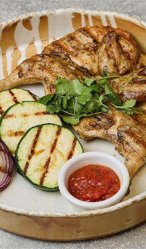 Молодой цыплёнок с овощами-гриль